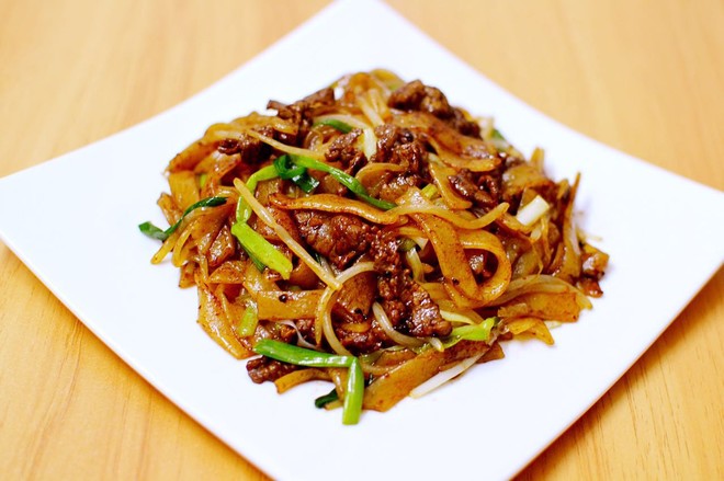 A classic Cantonese dish, Stir-fried Rice Noodles with Beef (Gan Chao Niu He)